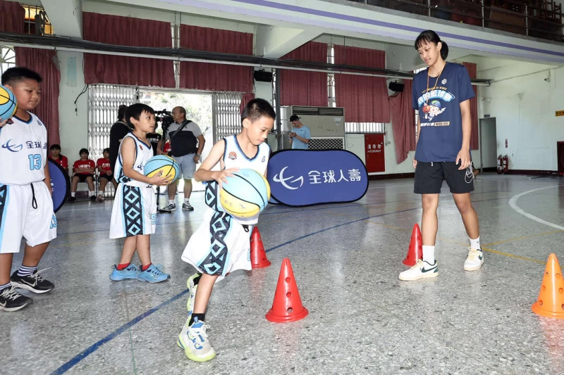 米靖恩右訓練小學弟。（中華民國國民小學體育總會提供） 