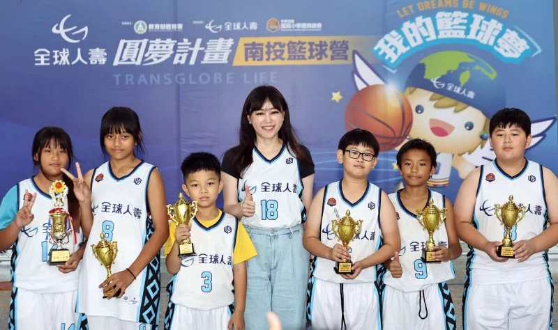 個人獎項得主與全球人壽副總蕭乃心合影。（中華民國國民小學體育總會提供）