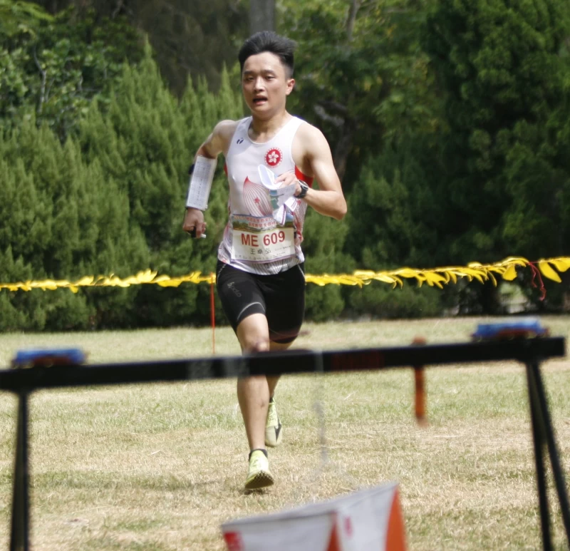 香港定向越野代表王卓弘參賽拿下男子菁英組亞軍。大會提供