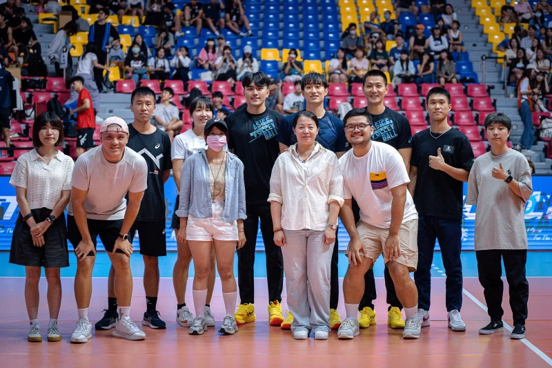 Team Asics日本國家級排球選手柳田將洋(後排中)與台灣排球選手陳建禎(後排右)大合照。官方提供
