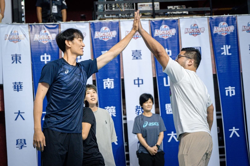 Team Asics日本國家級排球選手柳田將洋於ｐｋ賽前與粉絲隊友擊掌互相激勵。官方提供