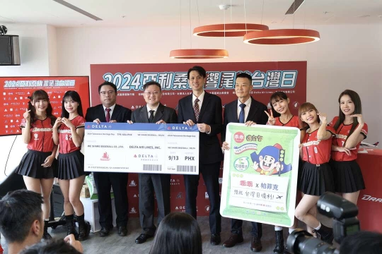 亞利桑納響尾蛇台灣日大合照。官方提供