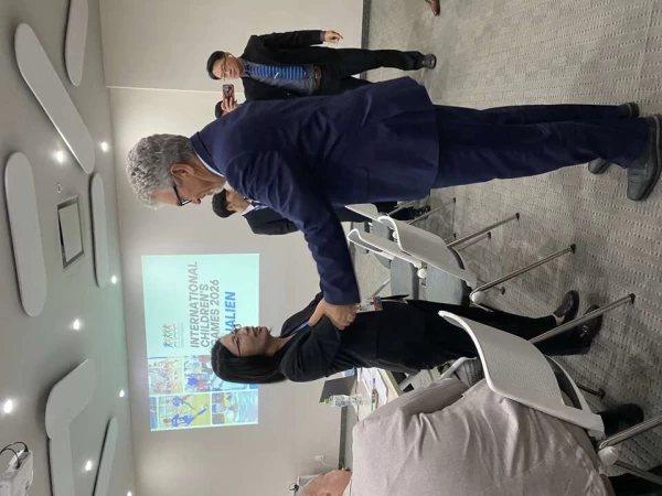 ICG會長塔波Igor Topole(右 )親自向花蓮縣教育處翁書敏代理處長致賀取得2026國際少年運動會主辦權。體育署提供