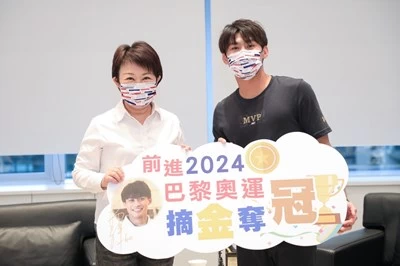 中市提高績優運動選手獎勵,盧秀燕年初鼓勵楊勇緯。(圖:台中運動局提供)