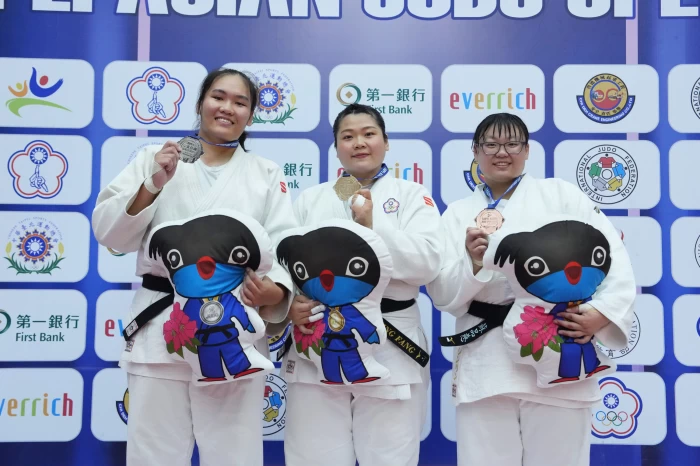 78kg級三位中華隊選手一起站上頒獎台，由張齡方(中)奪金、呂欣芮(左)奪銀、蘇品慈(右)奪銅。柔道協會提供
