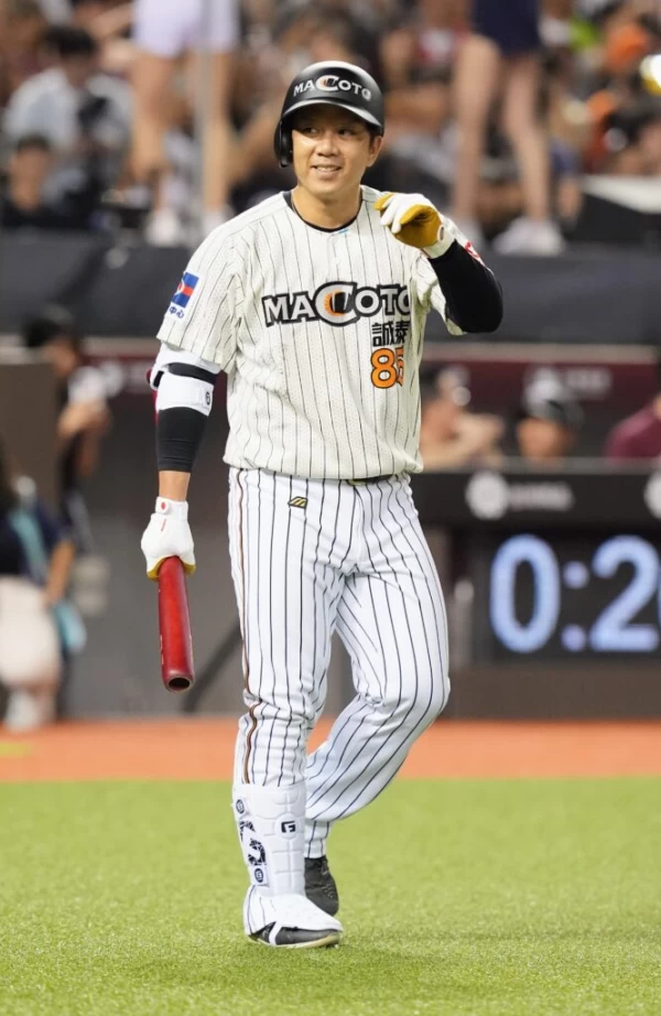 周思齊在1局下穿著昔日誠泰Cobras的實戰球衣登場。（圖：中職提供）