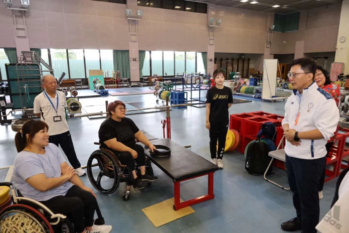 2024巴黎帕拉林匹克運動會將於8月28日開幕，教育部張廖萬堅次長(右)前往國訓中心為選手打氣，健力林資惠選手(左3)與林亞璇選手(左1)表示進入國訓中心訓練狀態與心情都有提升。體育署提供