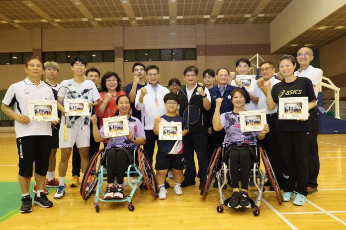 本屆巴黎帕運我國共計7個運動種類13位選手取得參賽資格，羽球代表隊有4位成員分別為方振宇(前排左2)胡光秋(前排左3)蔡奕琳(前排右2)與楊伊宸(前排右1)。體育署提供