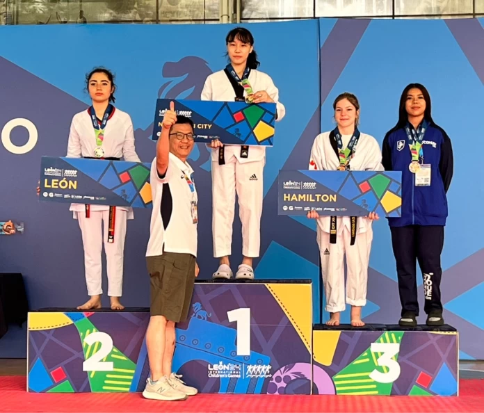 2024國際少年運動會 新北城市代表副秘書長張其強頒發跆拳道女子59公斤級金牌。新北市體育局提供