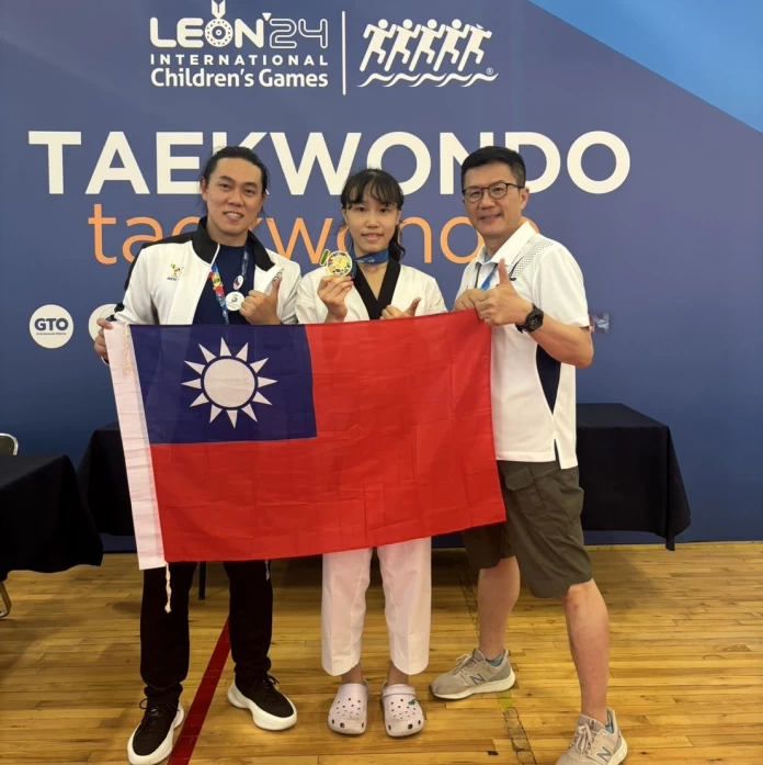 2024國際少年運動會新北市永和國中林立羽奪得跆拳道女子59公斤級金牌( 右起) 新北城市代表副秘書長張其強、林立羽、楊雋希教練。新北市體育局提供