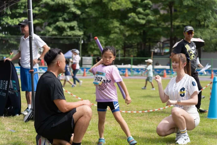 2024新北市兒童田徑聯賽,標槍好手鄭兆村與啦啦隊女神短今親臨現場與小選手們互動。新北市體育局提供