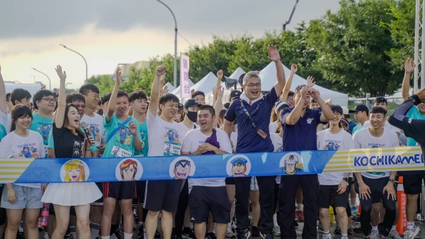 烏龍派出所路跑賽，運動局長李昱叡（跳躍者）親自出席開跑。（台中運動局提供）