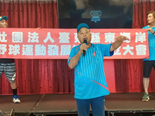 成功商水創隊總教練高克武欣見子弟兵成立台東縣東海岸棒球運動發展協會。 （圖：王覺一攝）