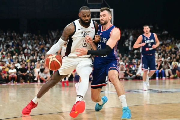 美國靠「詹皇」詹姆斯(LeBron James,左)終場前致勝的上籃得手才險勝。法新社
