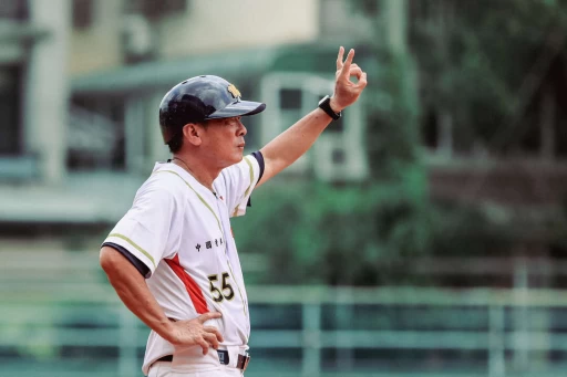 前統一獅總教練呂文生現在協助指導香港隊。吳敏欣攝
