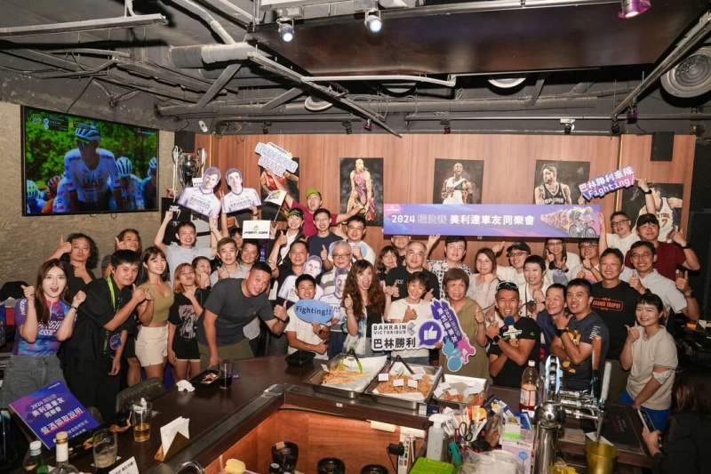 車友同樂會台北場主持人哲睿與網紅Eva與大家開心合影。美利達提供