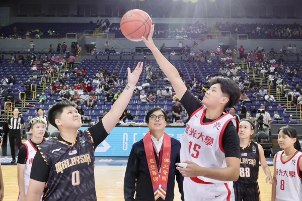 市長陳其邁出席開幕開球。 高雄市政府提供