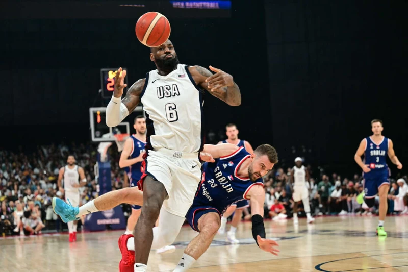 詹姆斯（LeBron James）關鍵時刻飆進11分，助美國熱身賽保持不敗。法新社