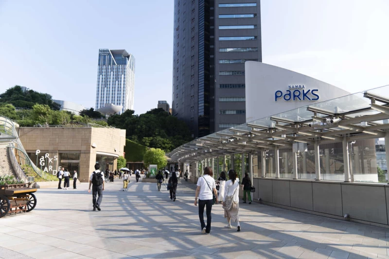 Namba Parks位於南海難波站旁邊市內交通方便