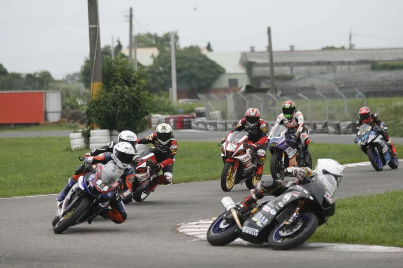 上一站「小熊」黃俊陽(右1)力壓泰國選手奪下150 Bike A組冠軍。TSR提供