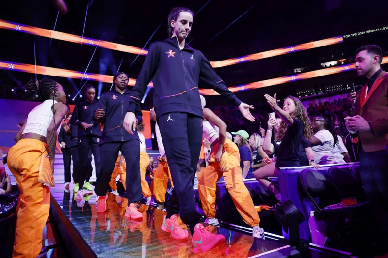 WNBA印第安納狂熱超級新秀克拉克(Caitlin Clark)未能入選巴黎奧運美國女籃隊,引起不小討論。法新社
