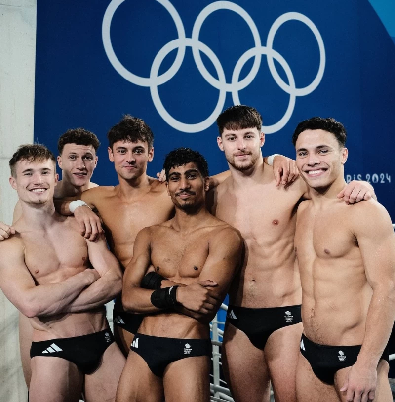 2016年里約奧運跳水金牌選手勞爾(Jack Laugher，前排右)為了延續奧運夢只能去網上賣帥照。摘自勞爾IG