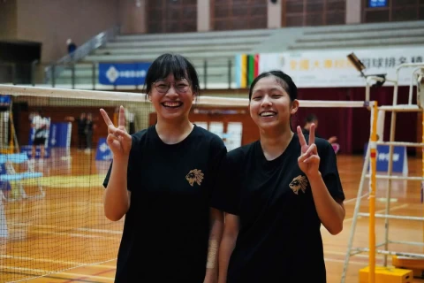 台灣師大簡允允（左）與張沁妘拿下分站賽女雙季軍。大專體總提供