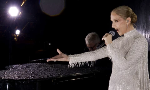 加拿大歌手席琳狄翁(Celine Dion) 在艾菲爾鐵塔上唺唱。法新社