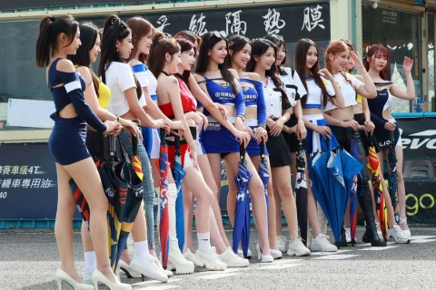 眾多美麗的賽車女郎讓比賽更有看頭。TSR提供