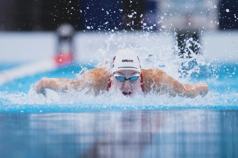 美國21歲女將沃許（Gretchen Walsh）游出55秒38的成績刷新奧運紀錄。摘自team USA推特