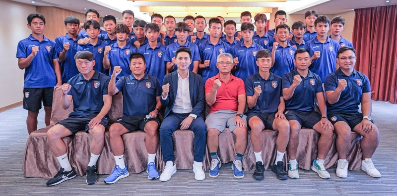 U17到日本移地訓練出發前，立委廖偉翔（左三）鼓勵球隊。(圖：張克銘攝)