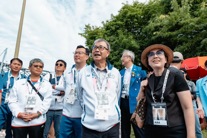 教育部長鄭英耀率隊前往台灣館。文化部提供