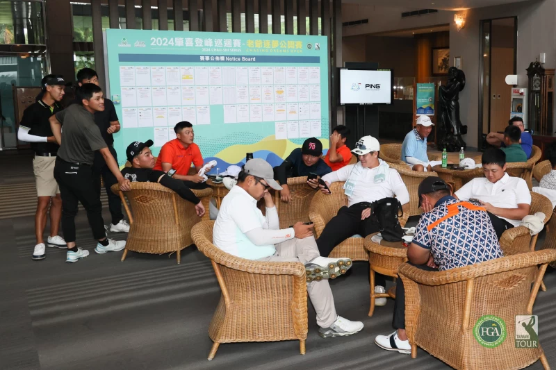 下午場賽事因雨暫停比賽選手在大廳等候。Tpga／林聖凱攝影