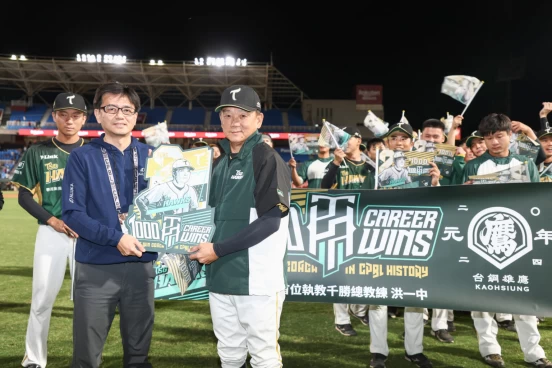 洪一中和領隊劉東洋一直找尋補強球隊各種可能。(圖：台鋼雄鷹提供)