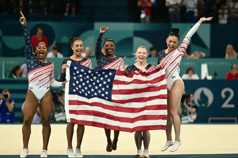 拜爾斯(Simone Biles,中)拿下個人第五面奧運金牌。法新社