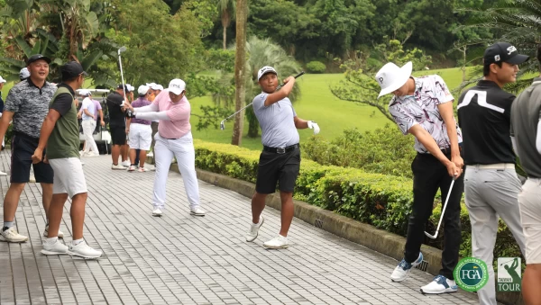 第二回合下午場因雨勢過大裁判宣布暫時停賽選手趁空檔熱身。鍾豐榮攝影