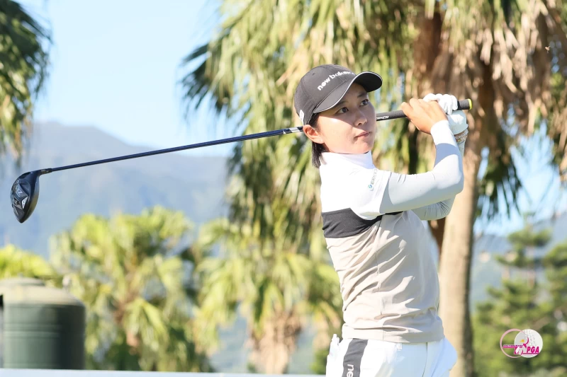 日本選手佐渡山理莉第二回合打出68桿，以兩回合總桿141桿-3暫並列第二。Tlpga提供／葉勇宏攝影