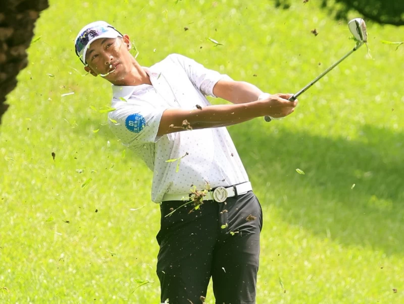 第三回合王偉軒擊出65桿三天以-21暫列第一。鍾豐榮攝影