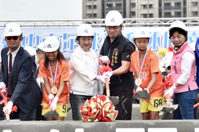 去年國際足球園區開工，李昱叡局長陪同市長盧秀燕主持儀式。 （圖：台中運動局提供）