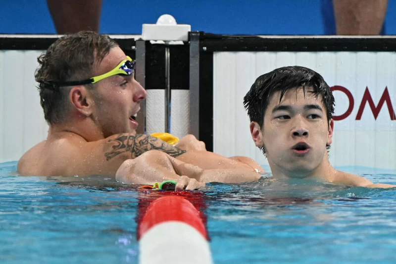 中19歲小將潘展樂(右)表現震驚歐美各國，右為銀牌查默斯(Kyle Chalmers)。法新社