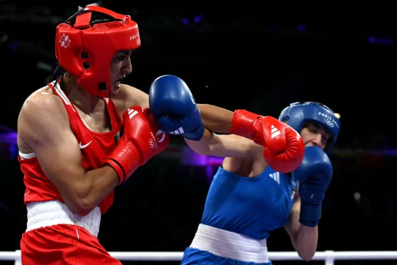 阿爾及利亞女將哈利夫 (Imane Khelif，左)今在在2024 年巴黎奧運女子拳擊66公斤級16強僅花 46 秒就拿下勝利。法新社
