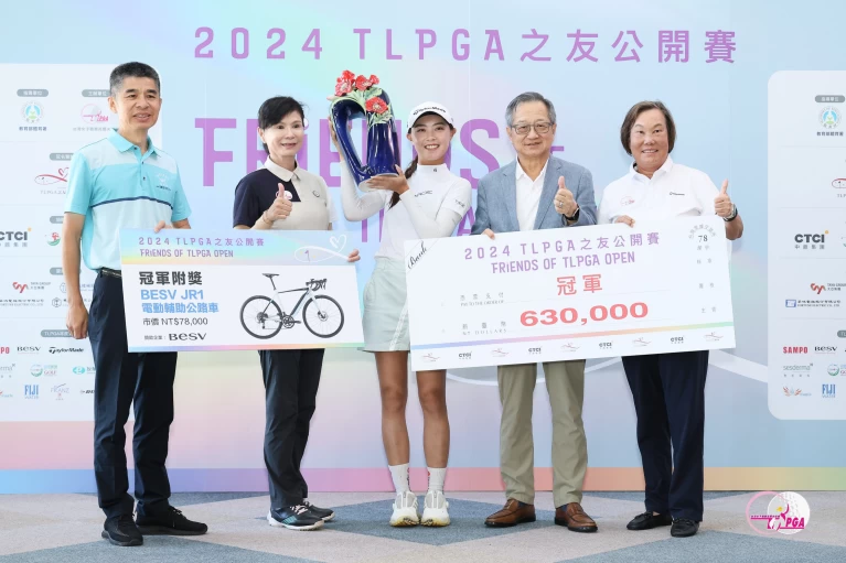 Tlpga之友執行委員黃日燦(右2)、tlpga理事長劉依貞(右1)黃金海岸高爾夫球場副總郭巨鋒(左1)tlpga賽務總監駱淑禎左2與冠軍張靖翎合影。Tlpga提供／葉勇宏攝影