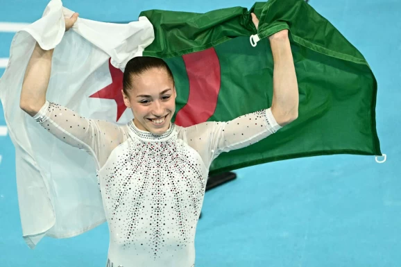 阿爾及利亞17歲少女內穆爾(Kaylia Nemour)成為第一位贏得奧運體操獎牌的非洲人並獲得高低槓金牌。法新社