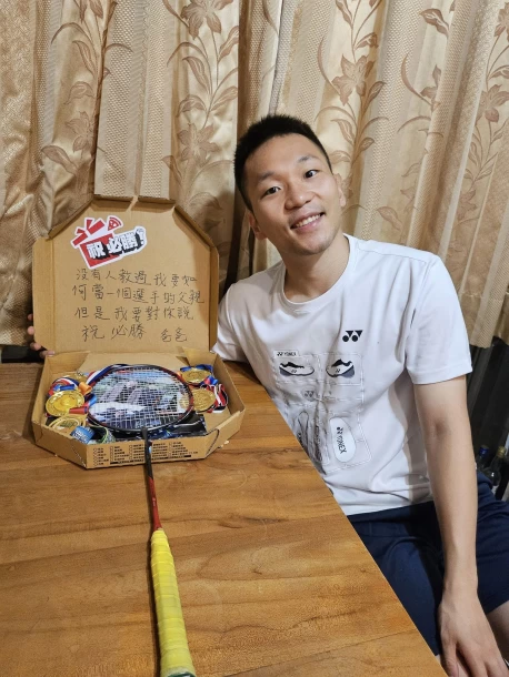 「沒有人教過我要如何當一個選手的父親，但我要對你說祝必勝」李爸爸李峻淯用支持和陪伴，鼓勵兒子不斷向前拚搏。取自李洋/Lee Yang臉書