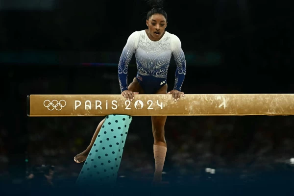 拜爾斯(Simone Biles)在平衡木失足落地。法新社