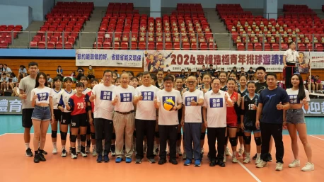 體育署副署長洪志昌為登峰造極球賽開球，用行動力挺活動。（主辦單位提供）