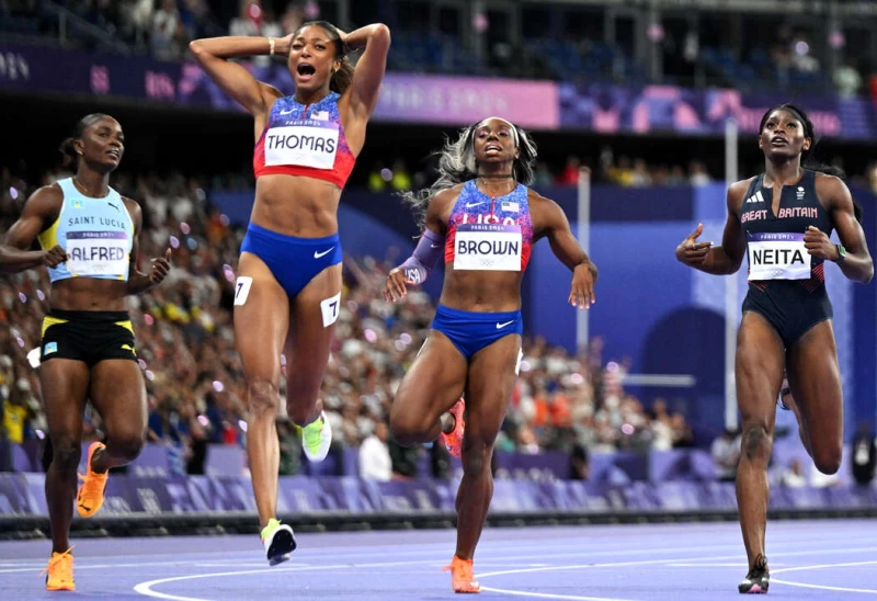 美國27歲選手湯瑪絲(Gabby Thomas,左2)拿下200公尺金牌。法新社