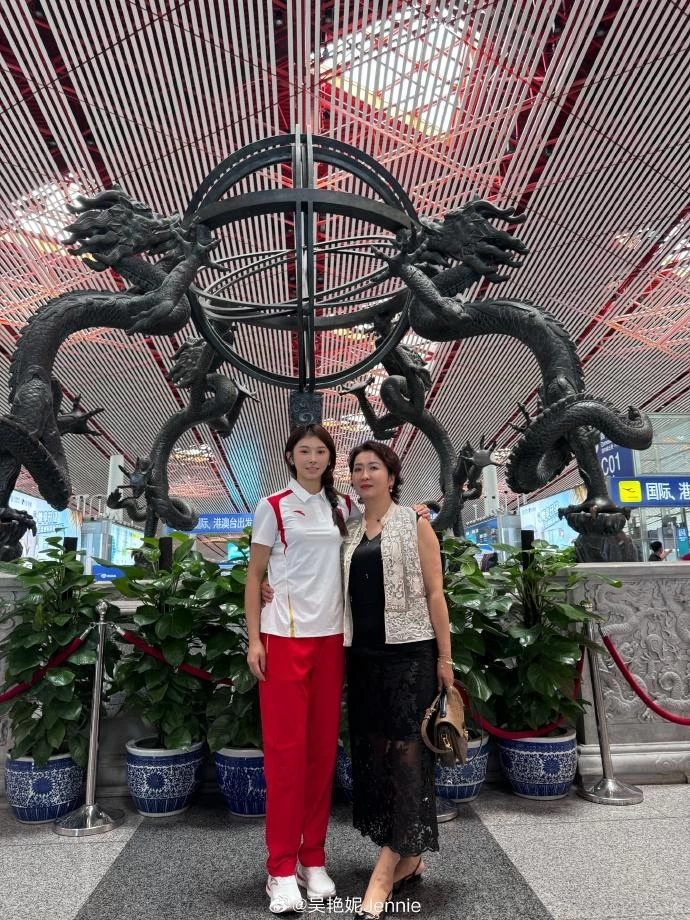中國田徑女神吳艷妮的母親來幫她送機。摘自推特