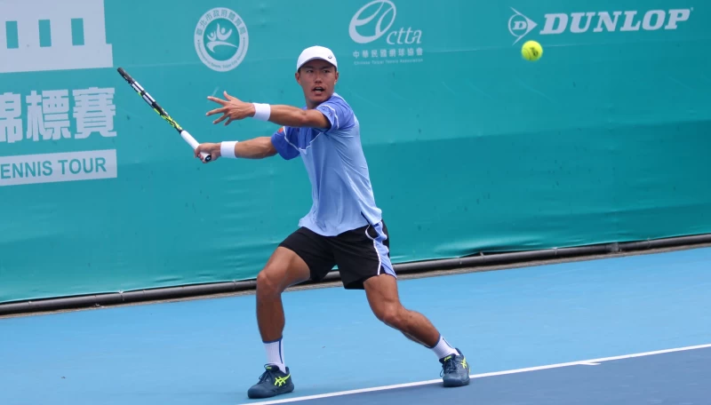 頭號種子許育修 次盤遭遇亂流 不過在關鍵決勝局穩住陣腳 以盤數2-1擊敗對手 晉級八強。海碩整合行銷提供