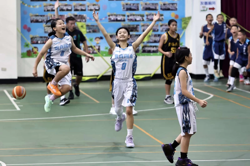 桃園市忠貞國小險勝對手後全隊欣喜若狂。（國小體總提供）